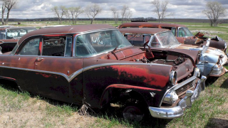 Illustration for article titled Classic cars of a huge Nebraskan junkyard get a second chance at life